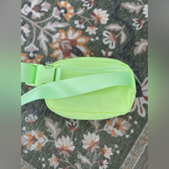 Lululemon Everywhere Belt Bag *1L
Neo Mint - Picture 3 of 4